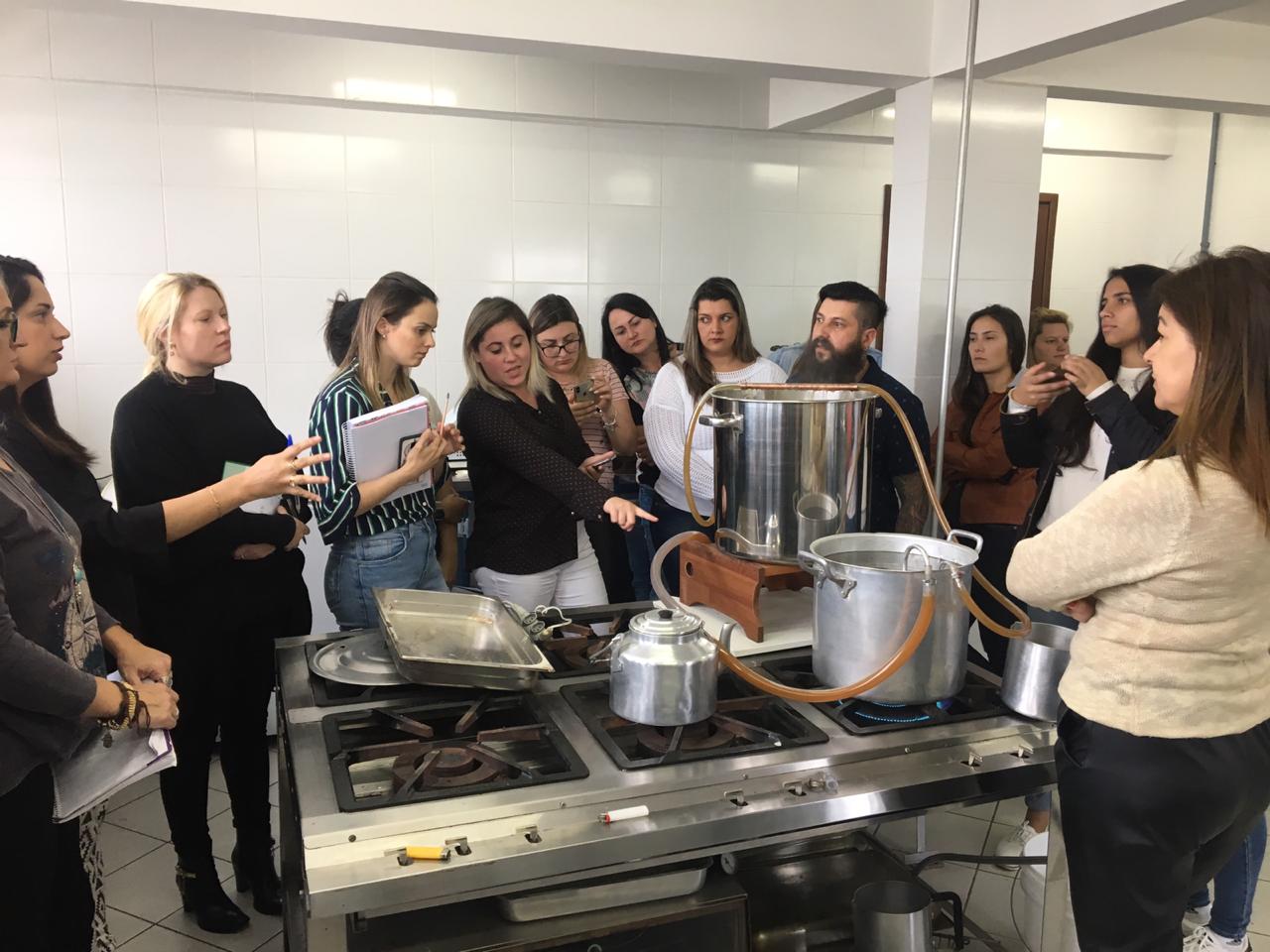 Prefeitura de Lages Treinamento inédito de introdução ao mundo das cervejas para mulheres do Brasil é feito em Lages e alcança a etapa prática 