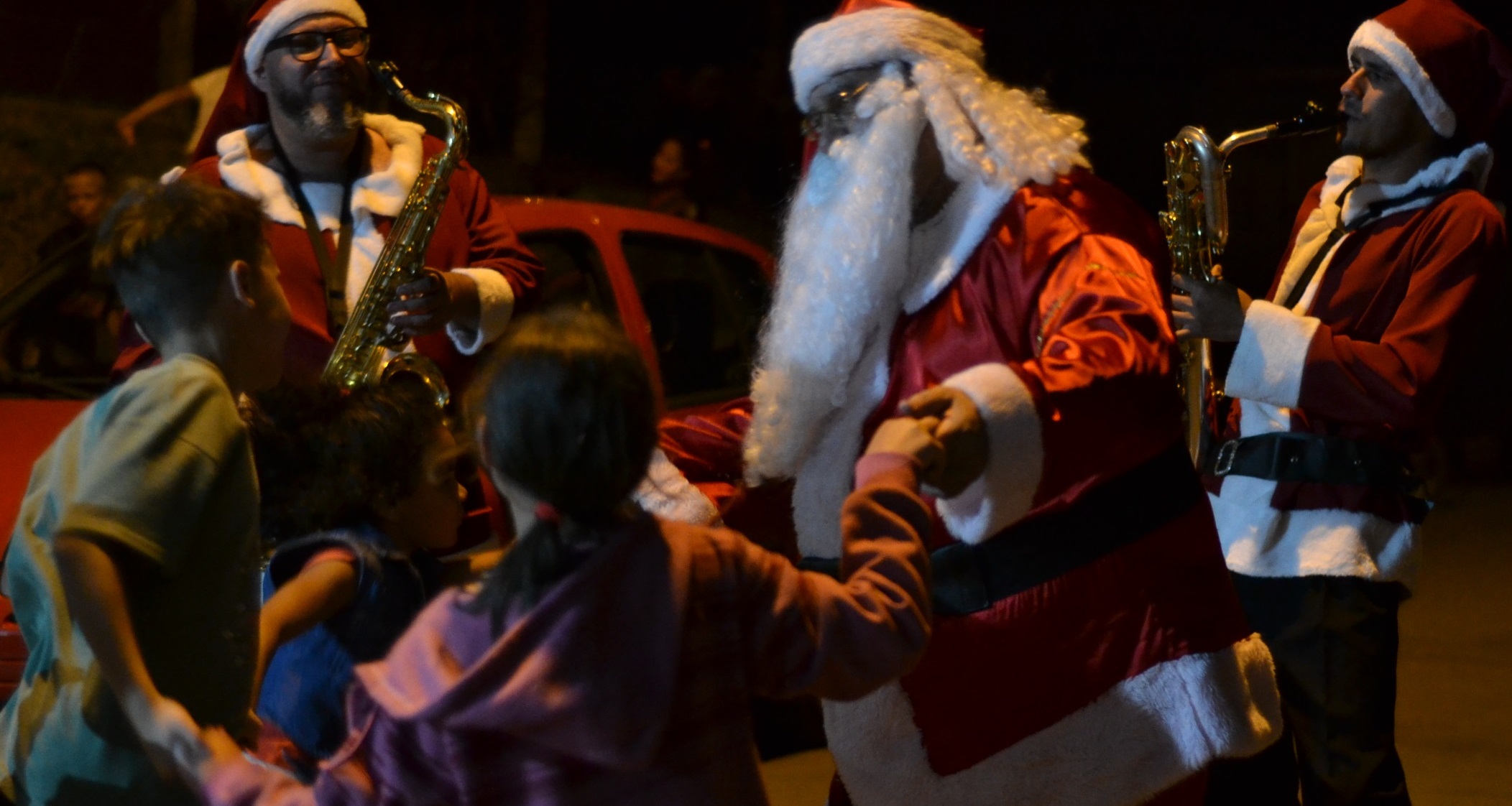 Prefeitura de Lages O artista vai onde o povo está: Papai Noel surpreende crianças no bairro Caroba e começa sua maratona de visitas em sete regiões da cidade 