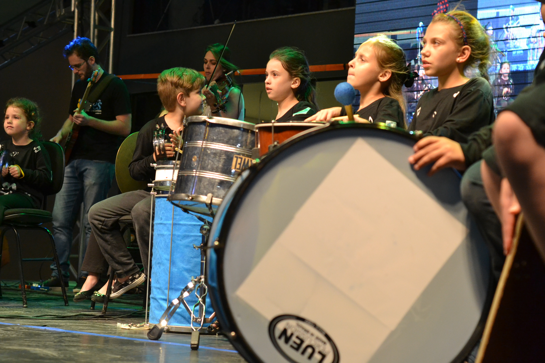 Prefeitura de Lages Alunos da Escola de Artes, da Prefeitura, brilham no palco do Natal Felicidade
