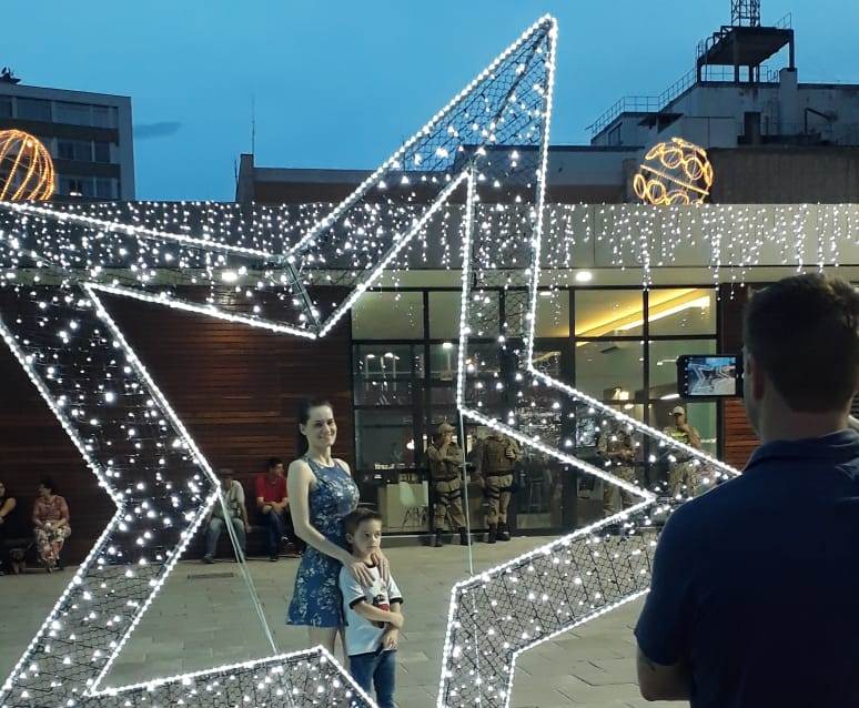 Prefeitura de Lages Domingo é dia de comprar presentes para agradar os mais queridos da família e de aplaudir os artistas dedicados a impressionar as famílias no Natal Felicidade 