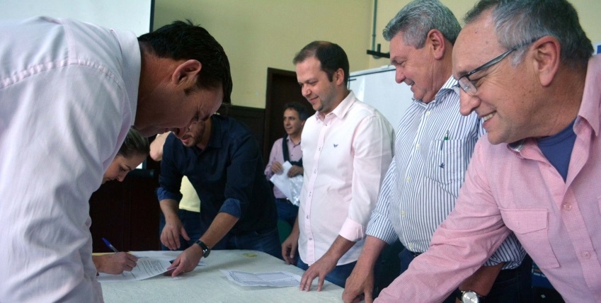 Prefeitura de Lages Trinta e quatro empresas recebem cessões de uso de terrenos da Prefeitura para gerar 430 novas vagas e investir mais de R$ 22 milhões 