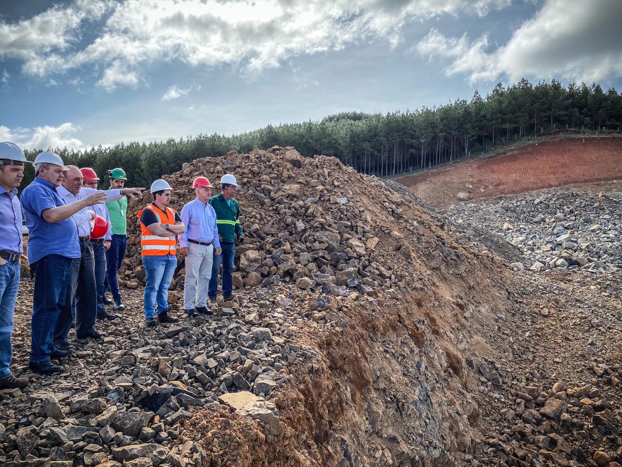 Prefeitura de Lages Prefeito acompanha empresário Gilson Berneck em vistoria às obras de terraplanagem e drenagem do maior investimento privado da história de Lages 