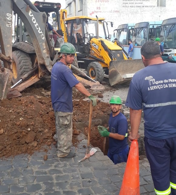 Prefeitura de Lages Obras de asfaltamento da rua Coronel Serafim de Moura são retomadas com a substituição da rede de água e esgoto