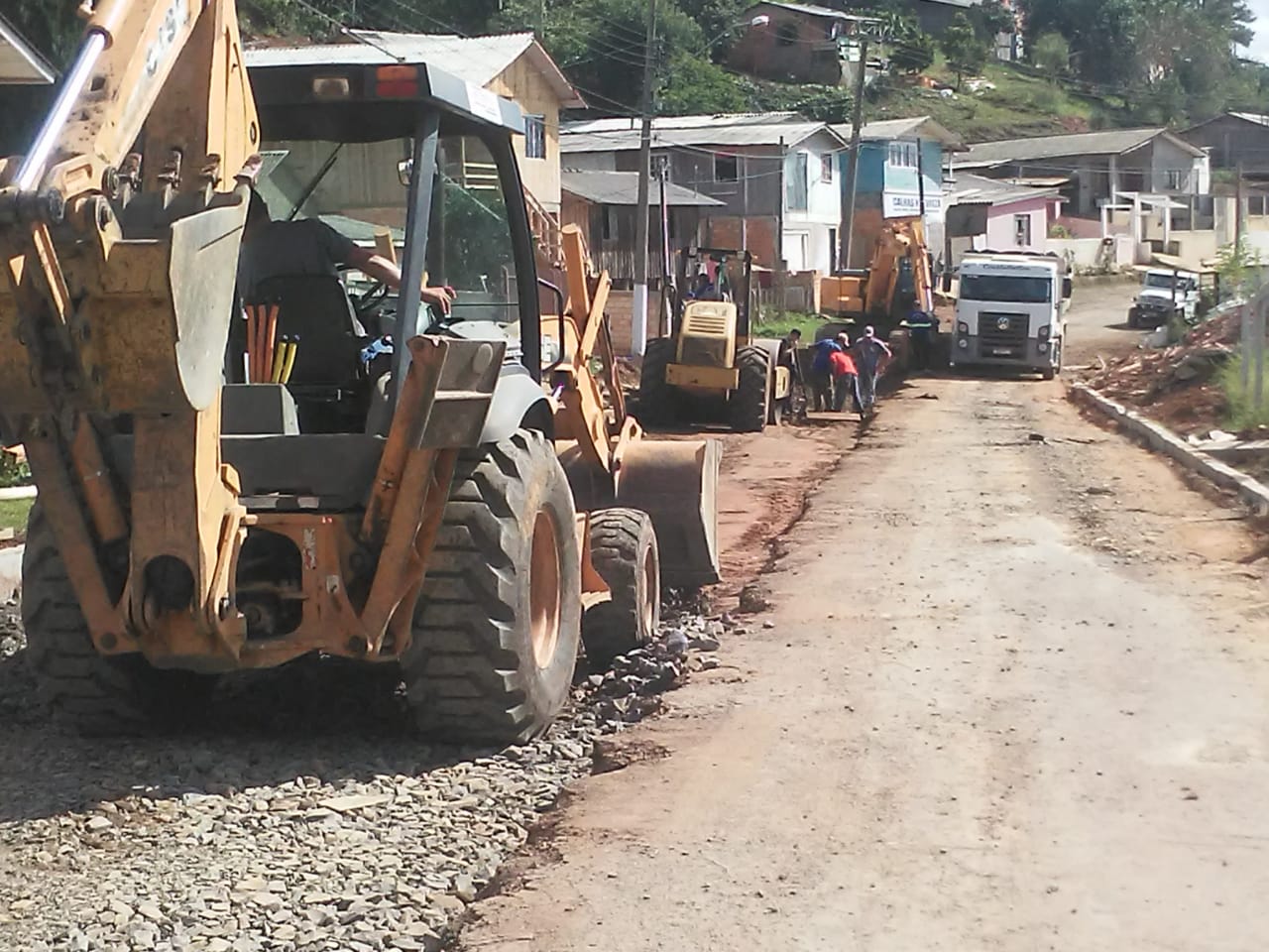 Prefeitura de Lages Minha Rua Melhor: equipe própria da Prefeitura e empreiteiras executam obras de asfaltamento de vias