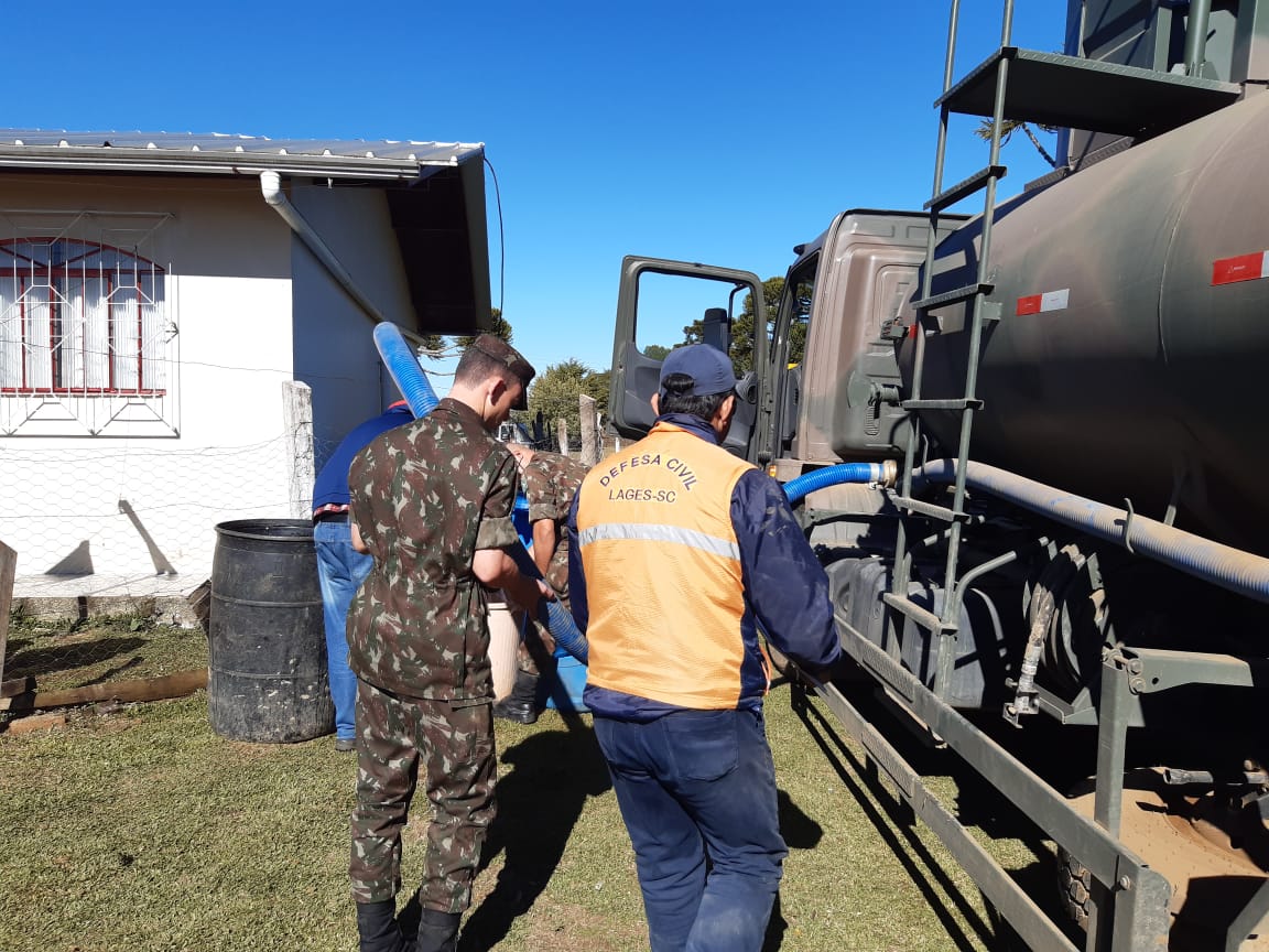 Prefeitura de Lages Ação emergencial da Prefeitura distribui 400 mil litros de água potável em comunidades do interior