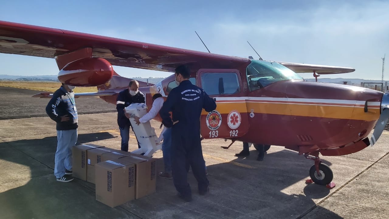Prefeitura de Lages Defesa Civil de Lages transporta cinco respiradores recebidos pelo Hospital Tereza Ramos, através do Governo do Estado 