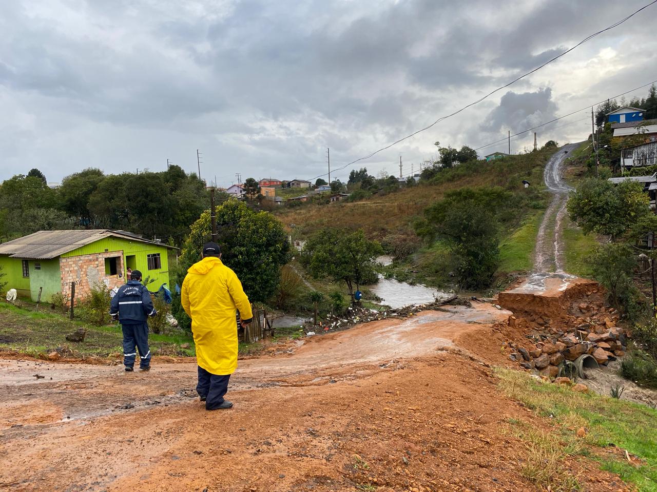 Prefeitura de Lages Chuva torrencial no meio da tarde desta terça provoca mais de 40 ocorrências atendidas pela Defesa Civil de Lages 