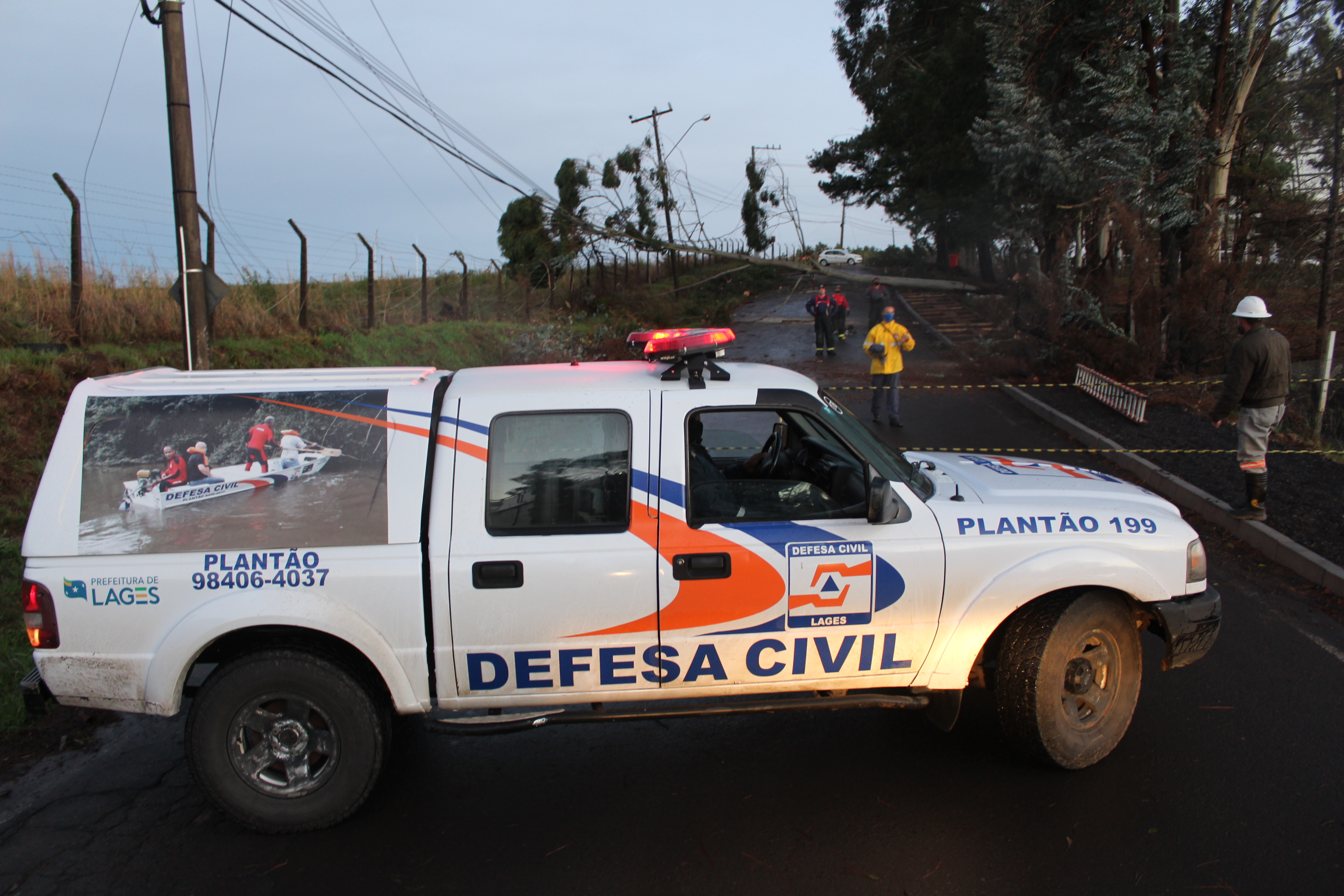 Prefeitura de Lages Defesa Civil auxilia população depois de ventos com mais de 90 quilômetros por hora atingirem Lages e causarem estragos expressivos