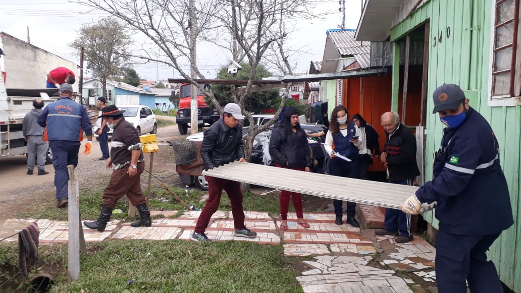 Prefeitura de Lages Prefeitura de Lages distribui telhas para famílias atingidas por tempestade da semana passada
