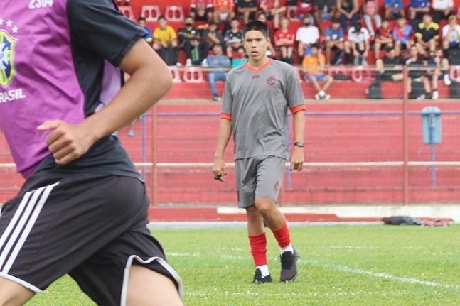 Prefeitura de Lages Jogador lageano Calebe tem atitude exemplar ao defender auxiliar de arbitragem em jogo do Campeonato Estadual do Mato Grosso