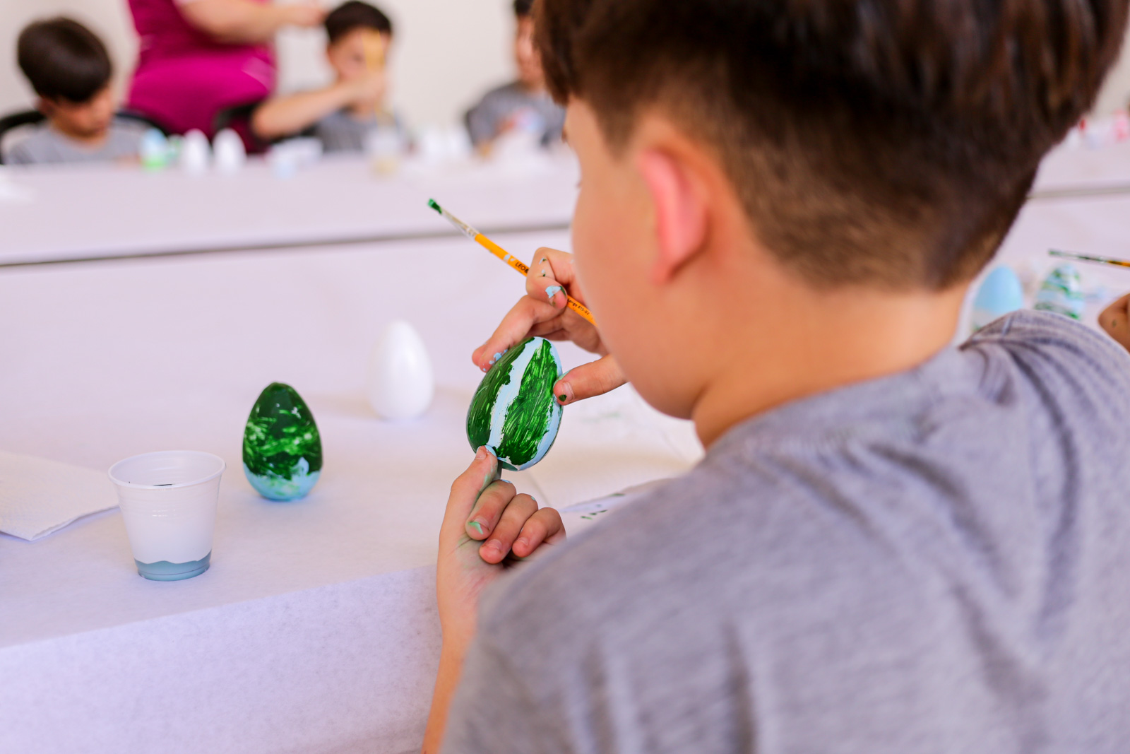 Prefeitura de Lages Doce Páscoa: Crianças e estudantes do Sistema Municipal de Educação irão pintar mais de cinco mil ovos para decorar árvores da Praça João Costa