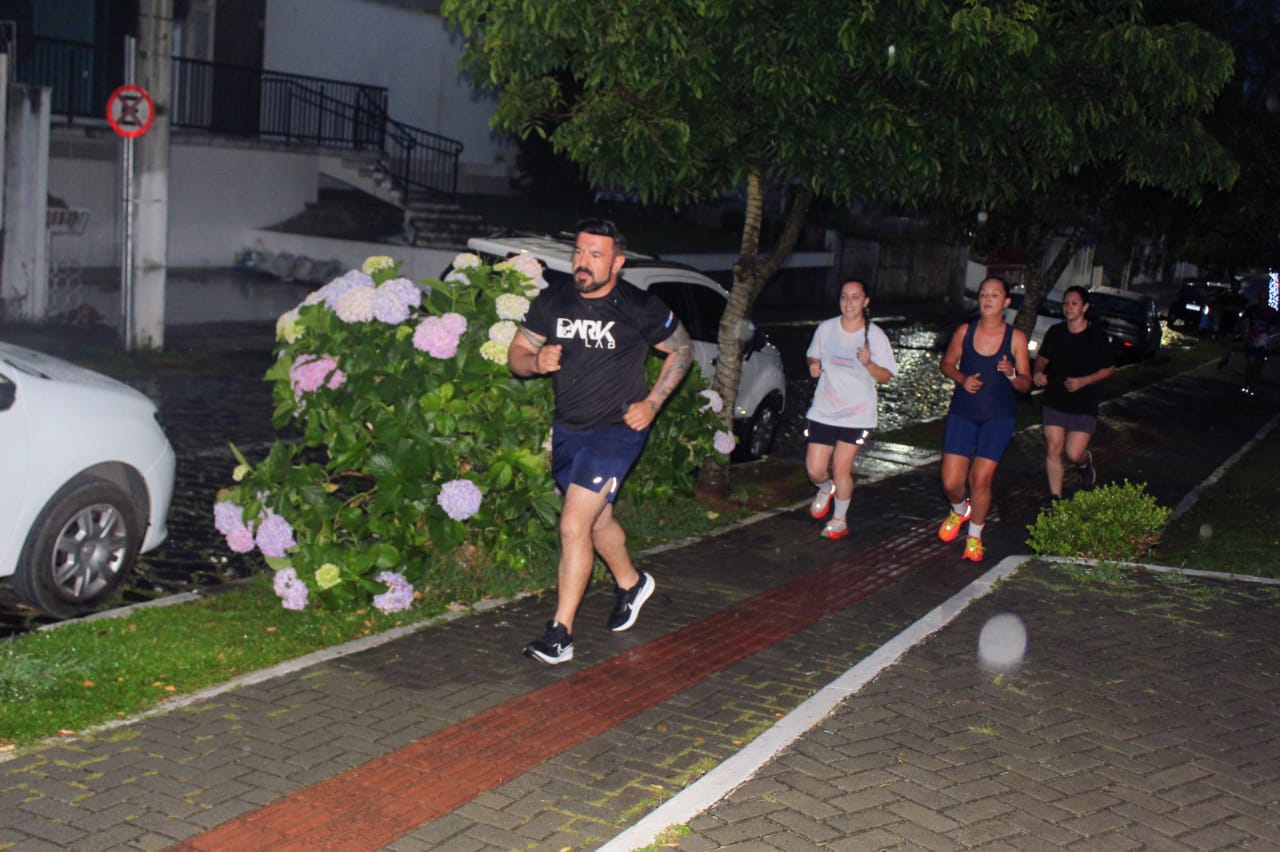 Prefeitura de Lages  Com chuva e alegria, Treinão de Natal celebra pertencimento comunitário e cuidado em saúde mental