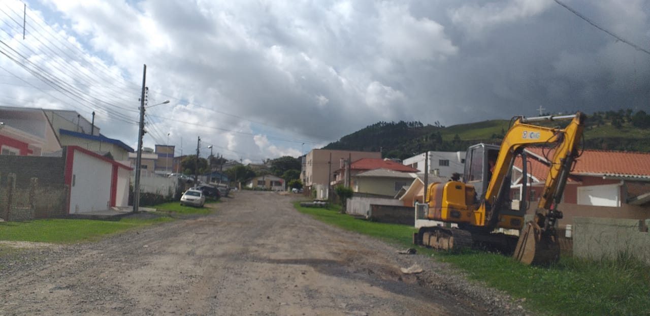 Prefeitura de Lages Minha Rua Melhor: após mais de 20 anos de espera empresa responsável inicia os trabalhos de asfaltamento da rua Raimundo Correia, no bairro Santa Rita