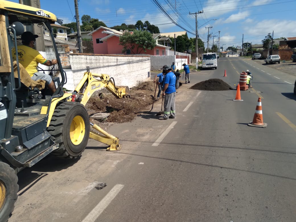 Prefeitura de Lages Rua Cirilo Vieira Ramos, entre os bairros Vila Nova e Bom Jesus, recebe serviços complementares e de acabamentos após asfaltamento