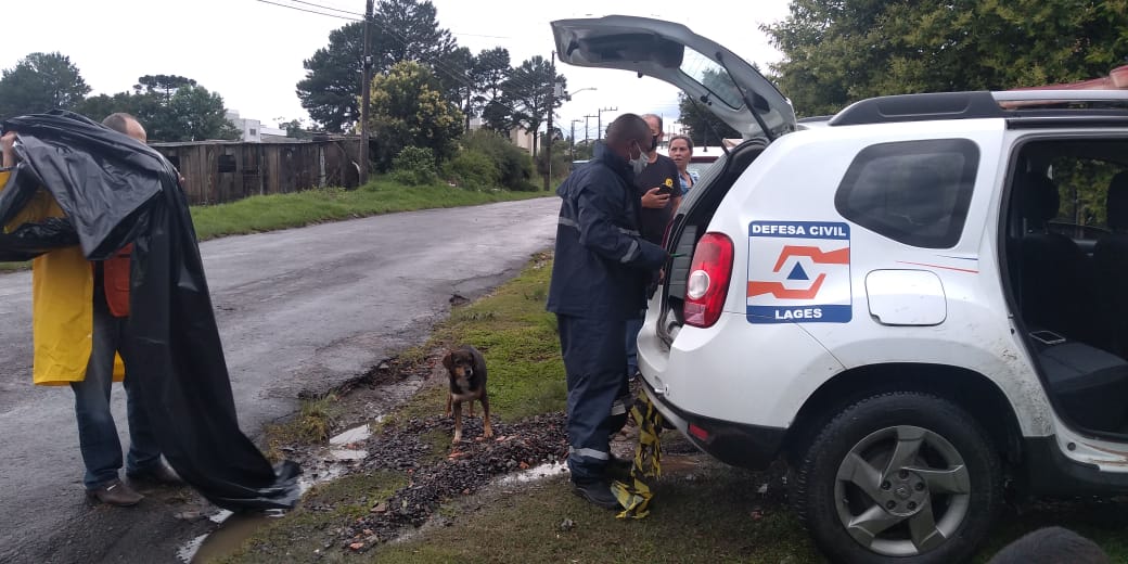 Prefeitura de Lages Defesa Civil Municipal presta atendimentos à população afetada por chuva forte deste sábado (12)