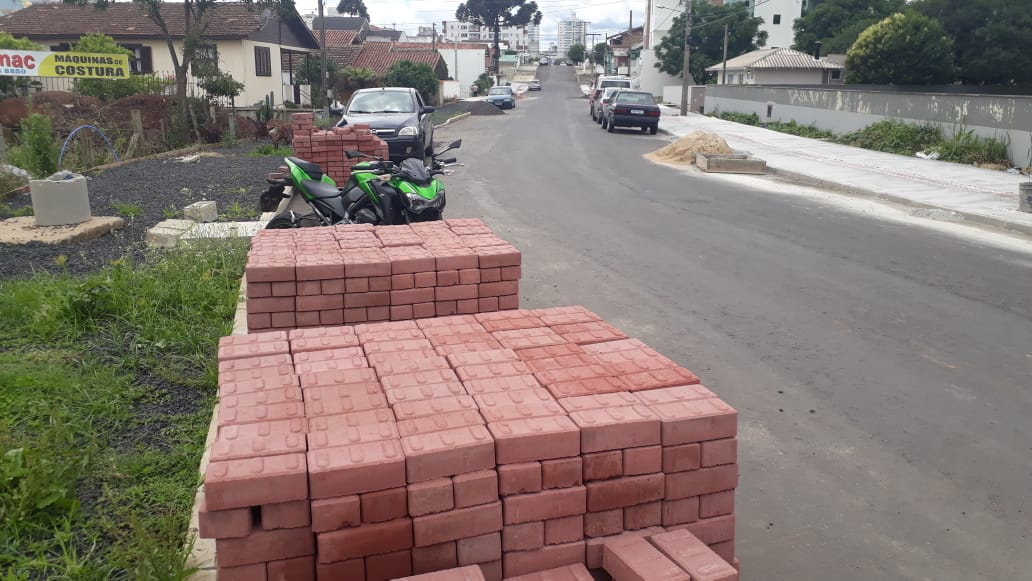Prefeitura de Lages Minha rua Melhor: rua Zeca Atanásio, no Sagrado Coração de Jesus, ganha calçadas