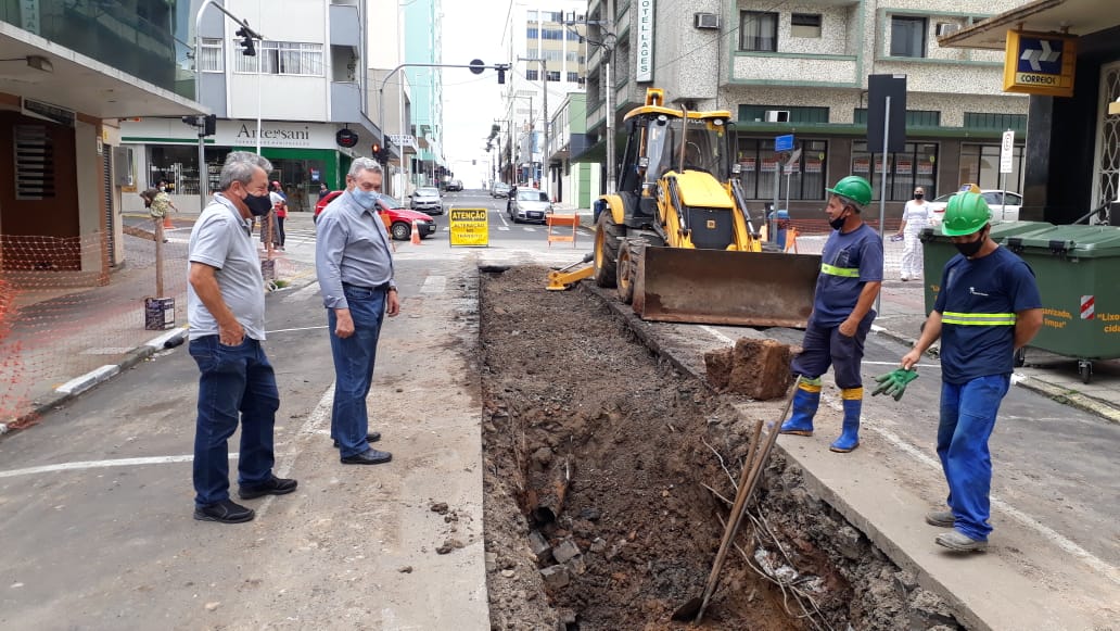 Prefeitura de Lages Prefeito supervisiona avanço das obras de revitalização e modernização da rua Coronel Córdova 