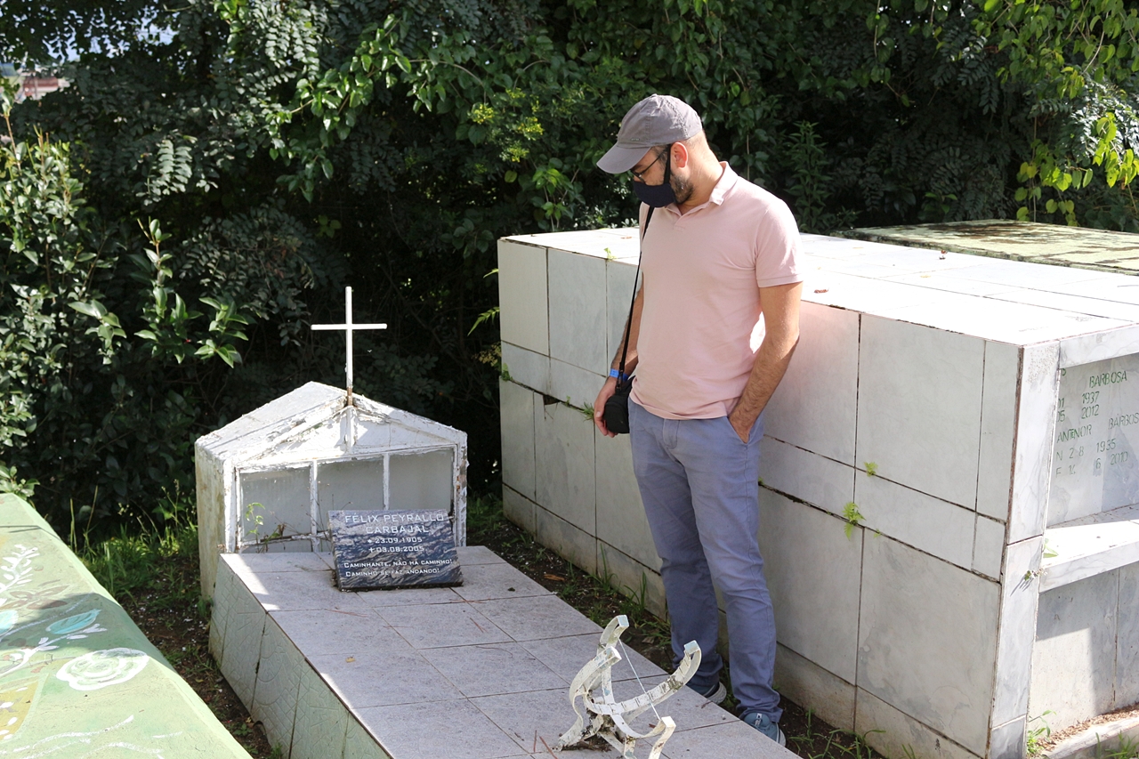 Prefeitura de Lages Professor universitário esteve em Lages para fotografar o túmulo de intelectual uruguaio 