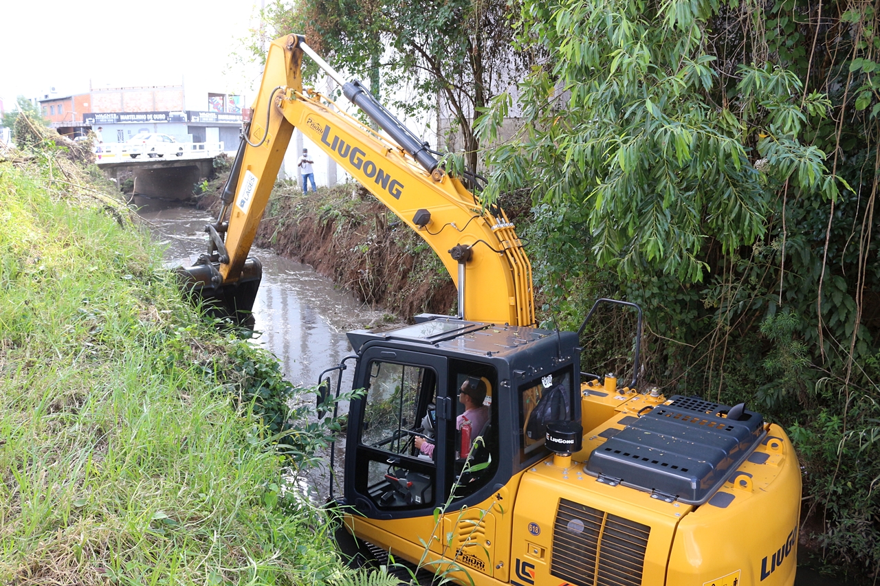 Prefeitura de Lages Defesa Civil realiza desassoreamento em córrego no bairro Sagrado Coração de Jesus 