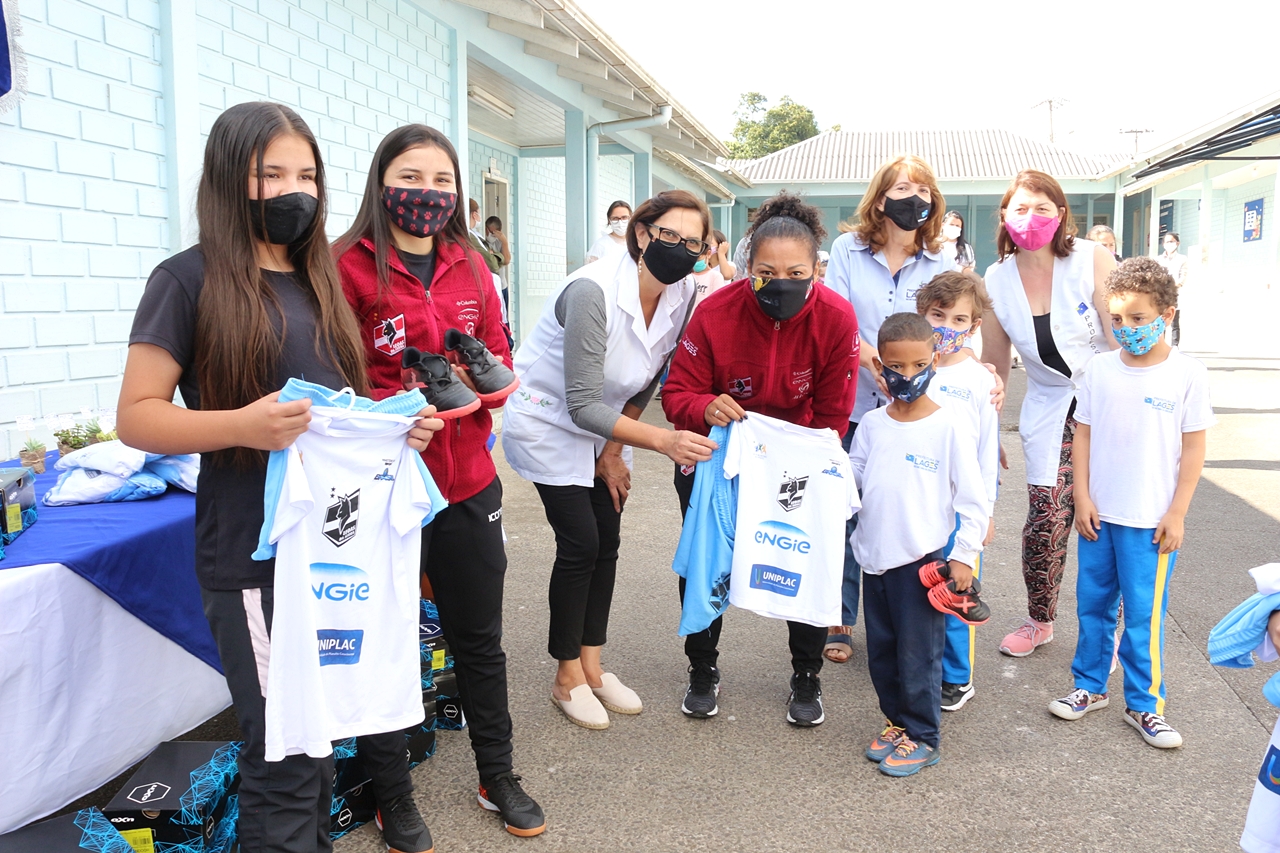 Prefeitura de Lages Projeto “Escola de Leoas” entrega materiais esportivos às unidades de ensino municipais