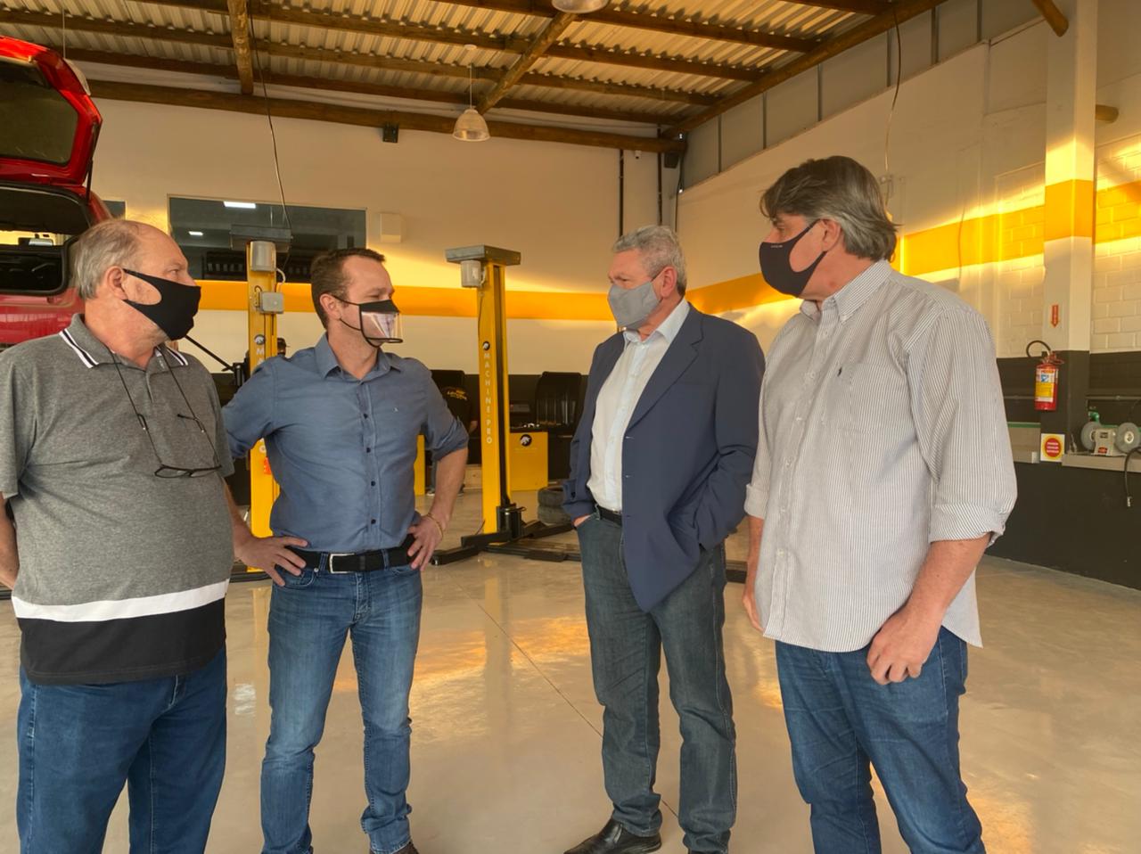 Prefeitura de Lages Prefeito e secretário do Desenvolvimento Econômico visitam empreendimento do segmento de comércio de pneus, gerador de nove empregos diretos em Lages 