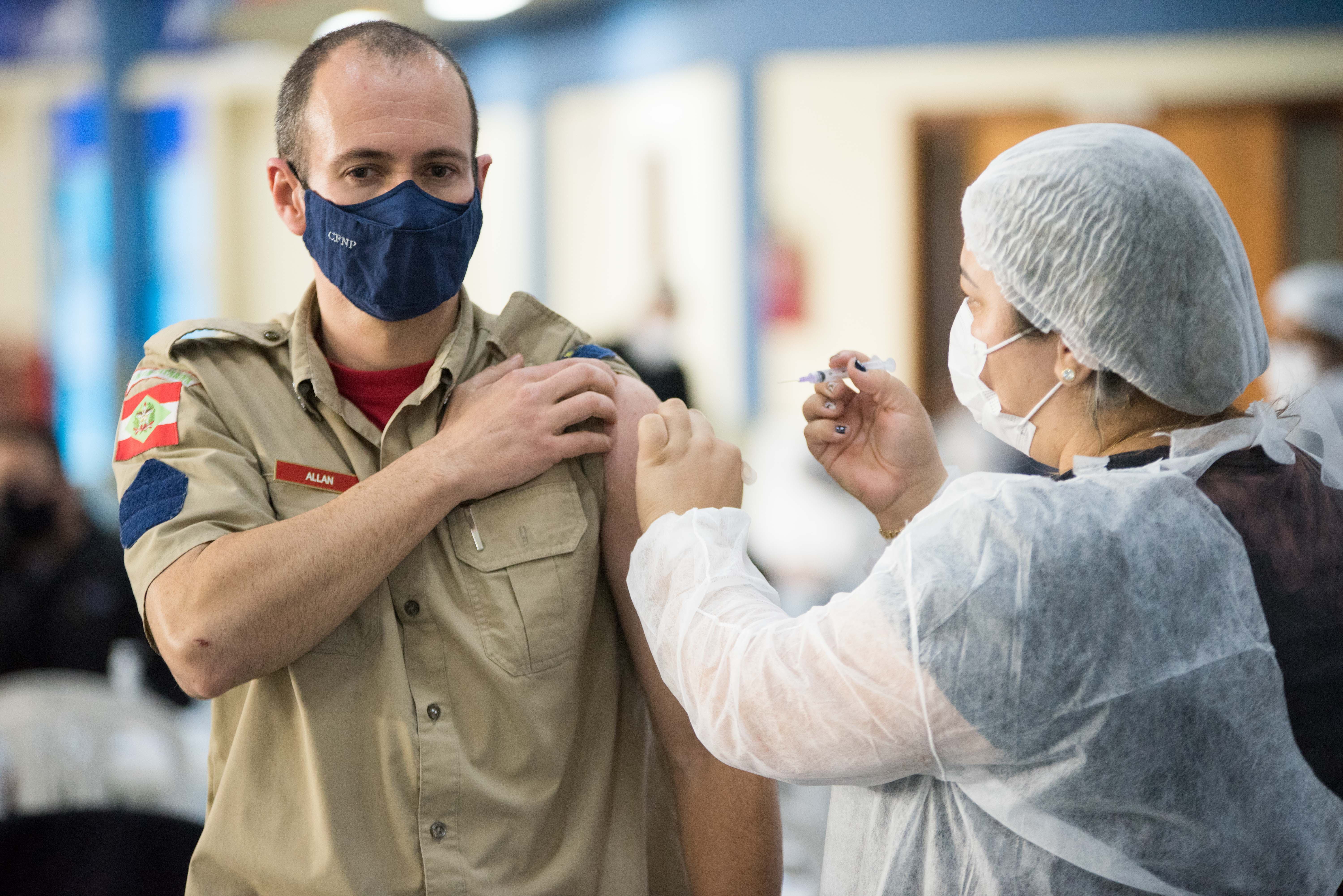 Prefeitura de Lages Terça-Feira com a retomada de vacinação para pedestres no ginásio Jones Minosso