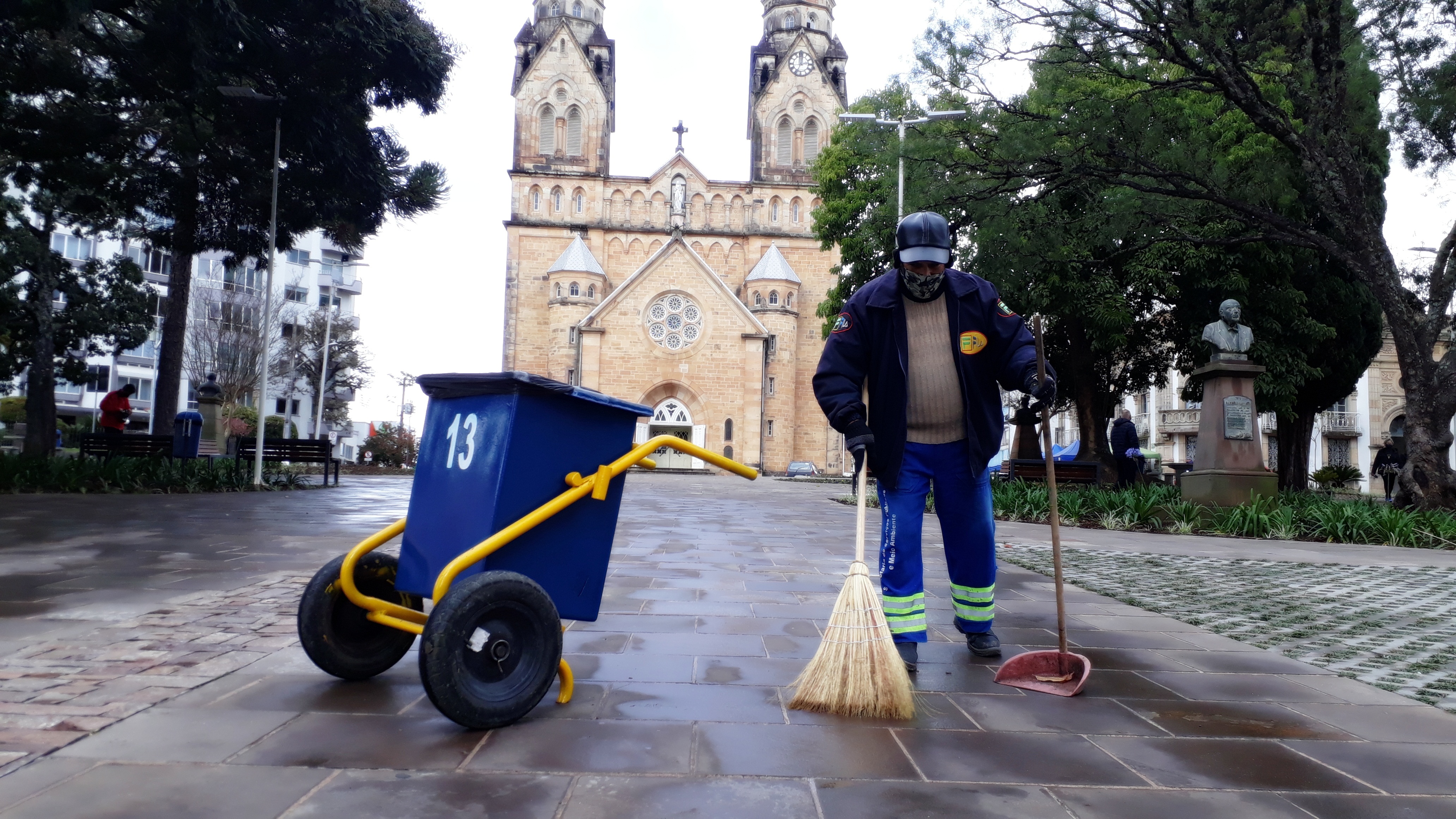Prefeitura de Lages Praça da Catedral:Cuidados com o Meio Ambiente são serviços rotineiros