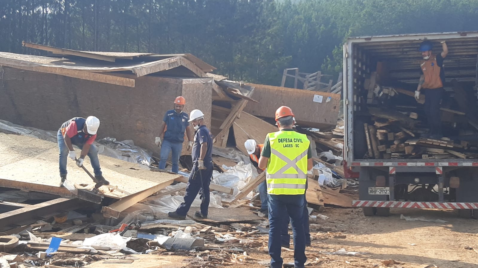 Prefeitura de Lages Projeto Madeira Solidária deverá atenuar efeitos do frio a famílias neste inverno e servir para reformas de moradias 