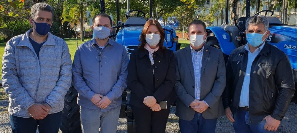 Prefeitura de Lages Recursos de emenda parlamentar são investidos na compra de tratores agrícolas