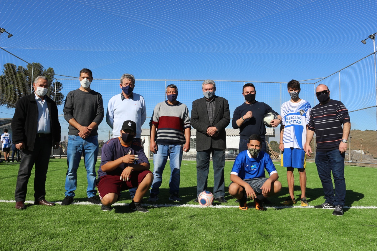 Prefeitura de Lages  Obra fica pronta dois meses antes do prazo e comunidade do bairro Bela Vista ganha quadra esportiva e sintética para praticar hábitos saudáveis e ter mais uma opção de divertimento