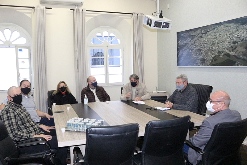 Prefeitura de Lages Pesquisa do projeto Indústria/Escola é apresentada ao prefeito Ceron