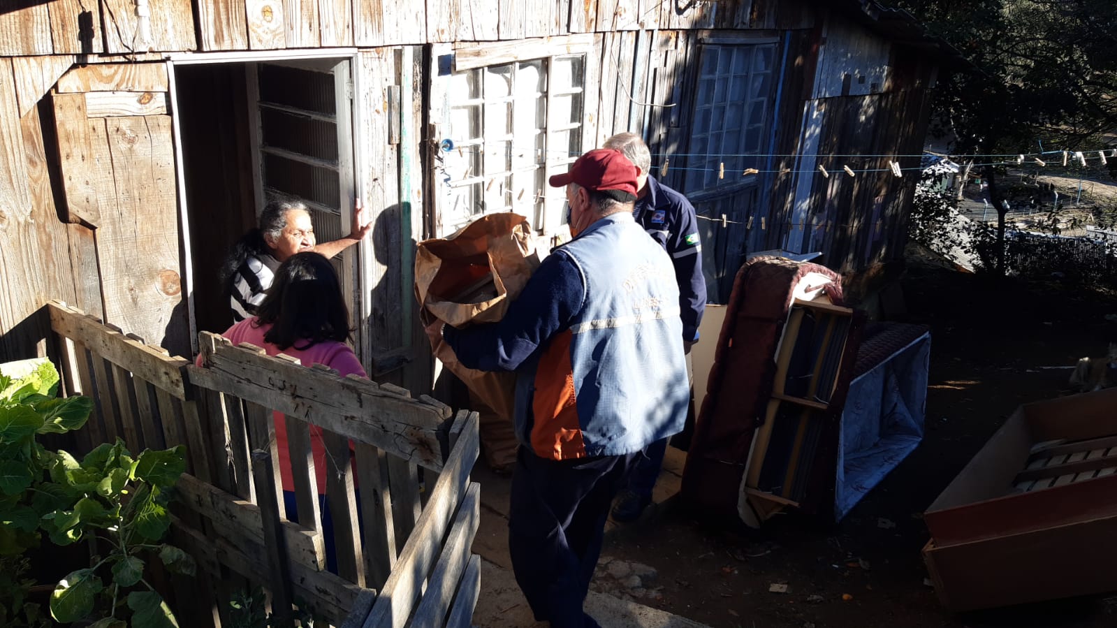 Prefeitura de Lages Mais de 500 kits lenha foram entregues a 180 famílias em Lages pelo Projeto Madeira Solidária 