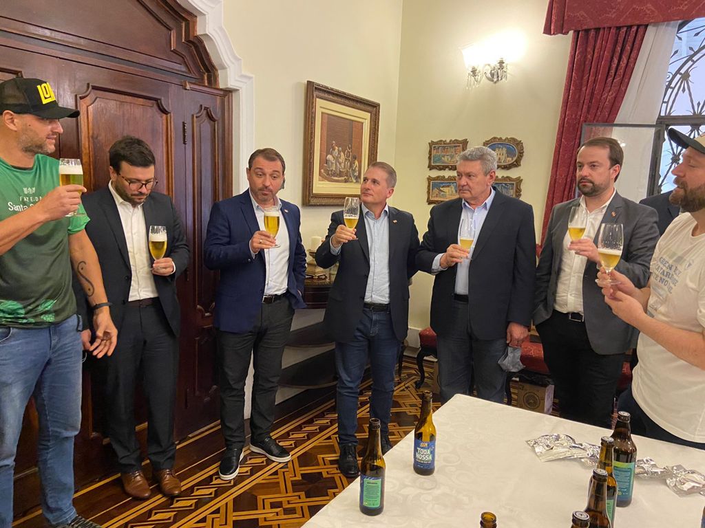 Prefeitura de Lages Prefeito Ceron cumpre agenda na capital e prestigia lançamento de cerveja artesanal produzida com ingredientes 100% catarinenses