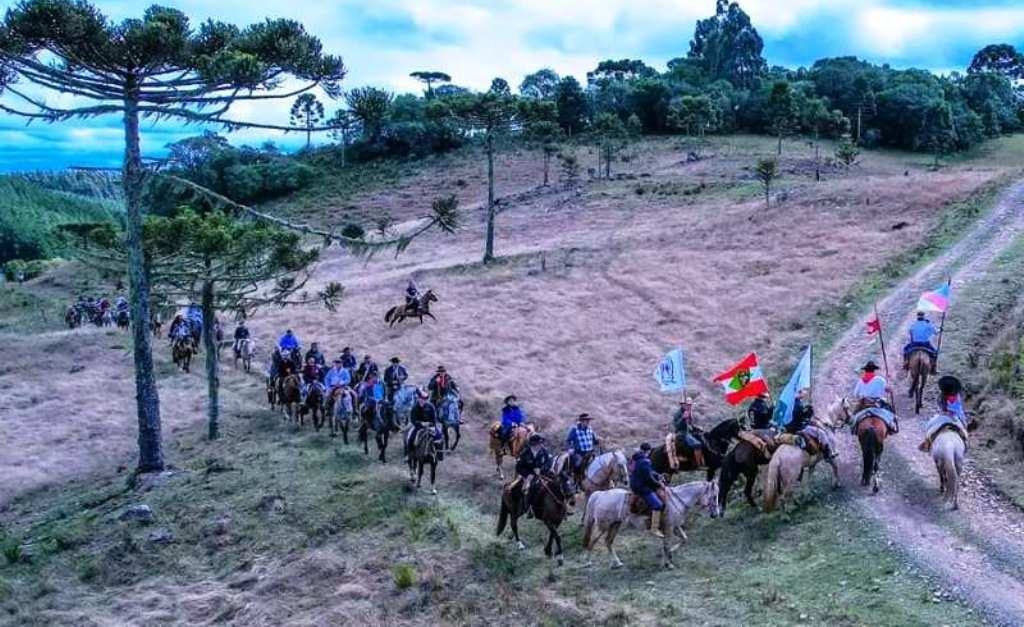 Prefeitura de Lages Homenagem ao Bicentenário de Anita Garibaldi: cavalgada reúne 70 cavaleiros em 40km na Coxilha Rica