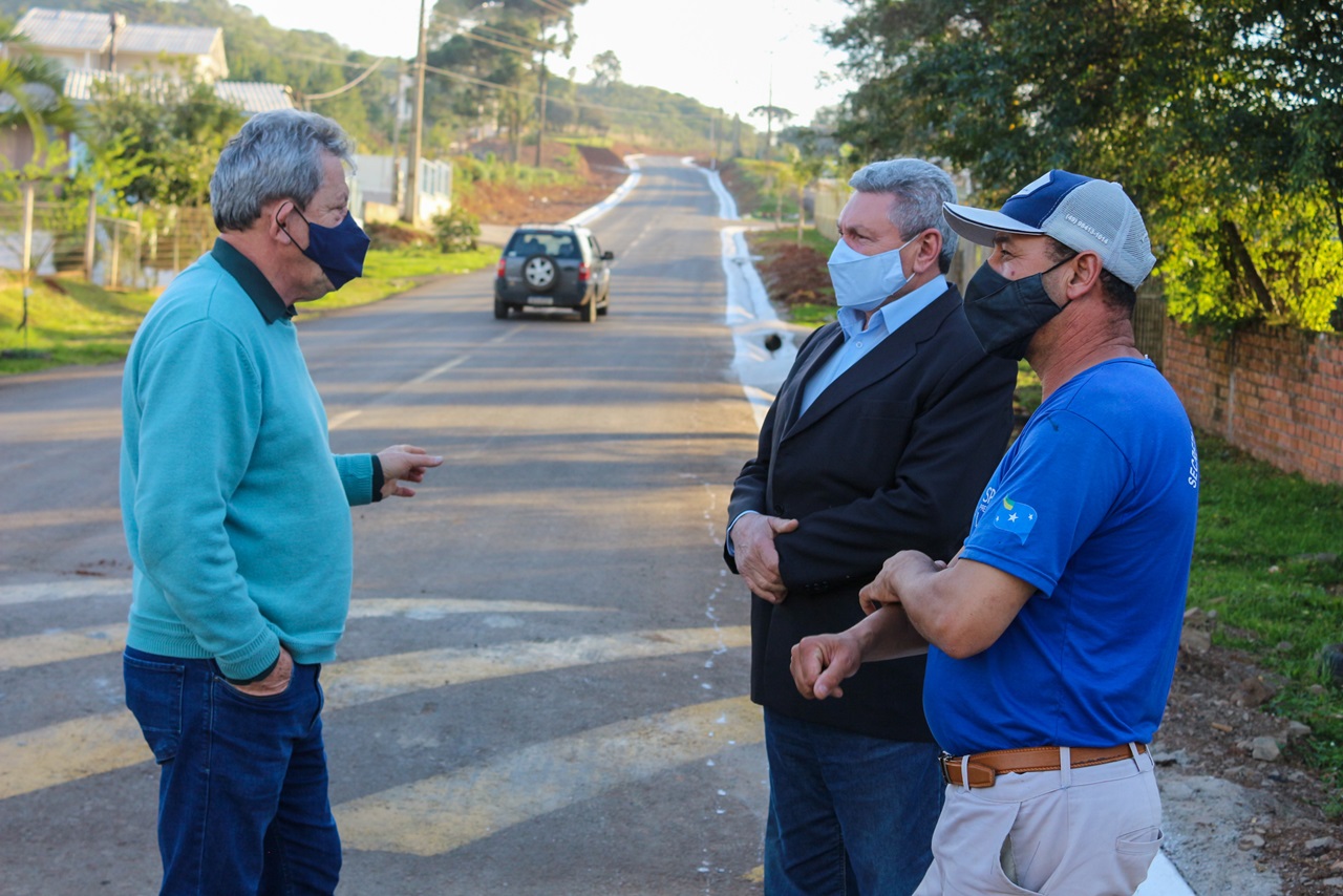Prefeitura de Lages Prefeito Ceron vistoria obras de infraestrutura no Salto Caveiras e no bairro Boqueirão