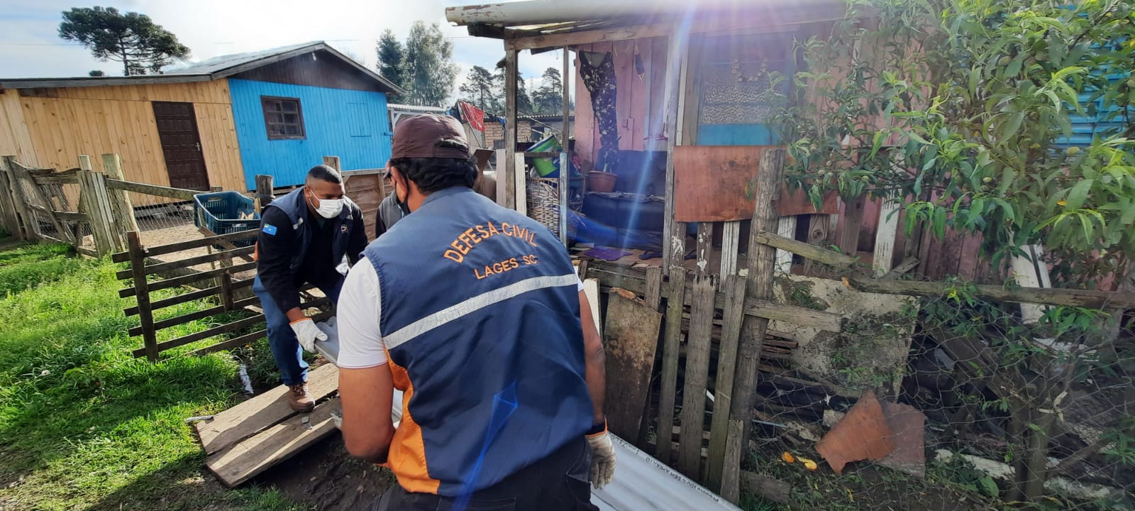 Prefeitura de Lages Mais de 700 telhas foram distribuídas até agora pela Defesa Civil a mais de 100 famílias depois do temporal de granizo 