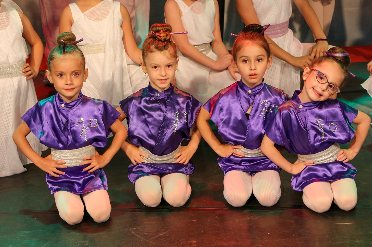 Prefeitura de Lages Bailarinas flutuam e acalmam os corações e, em contraponto, a batida do street dance “incendeia” o palco do Natal Felicidade 
