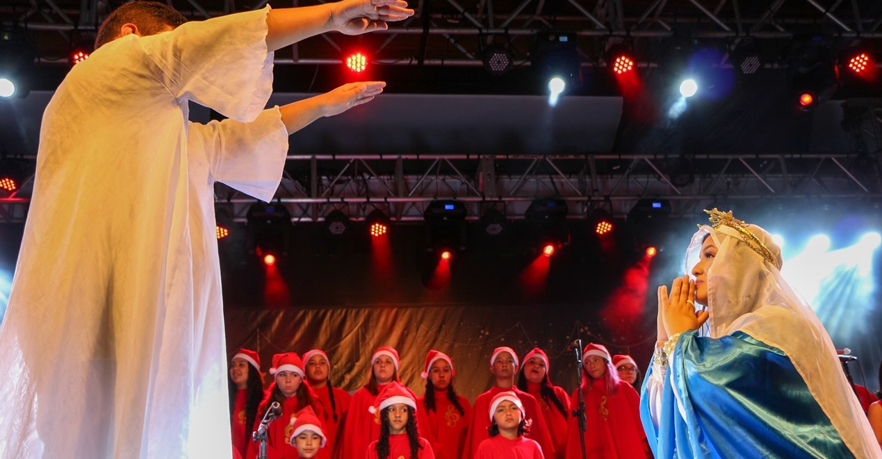 Prefeitura de Lages Sexta-feira de alegria Natalina no calçadão da praça João Costa