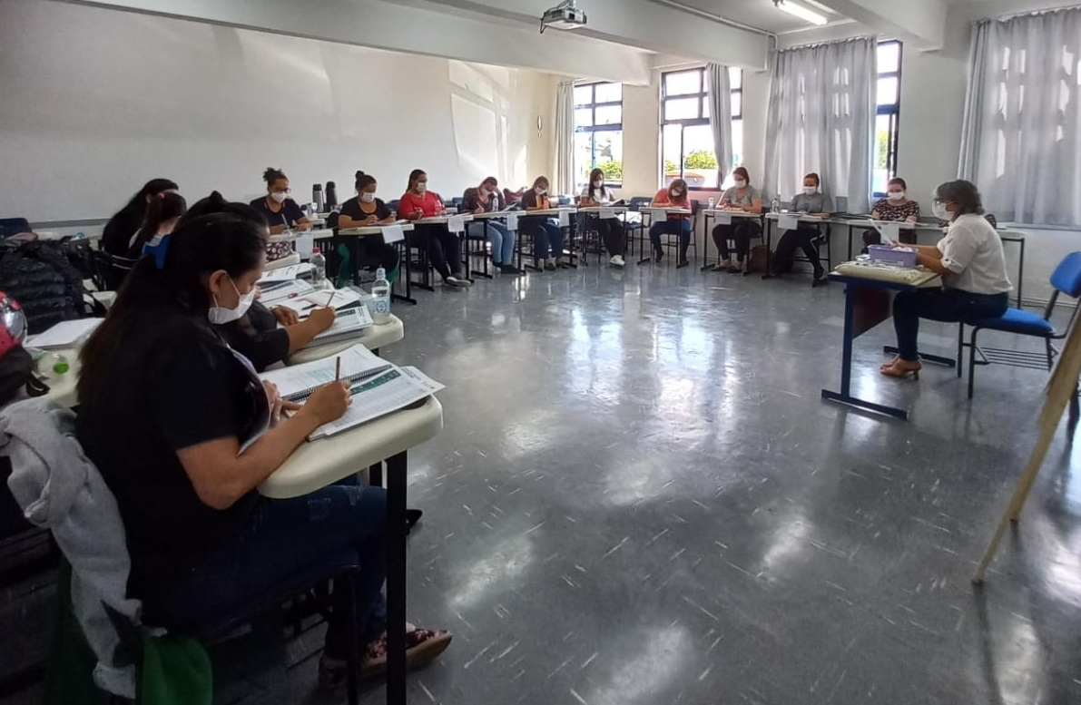 Prefeitura de Lages Secretaria Municipal da Saúde, de Lages, realiza capacitação em Sala de Vacina