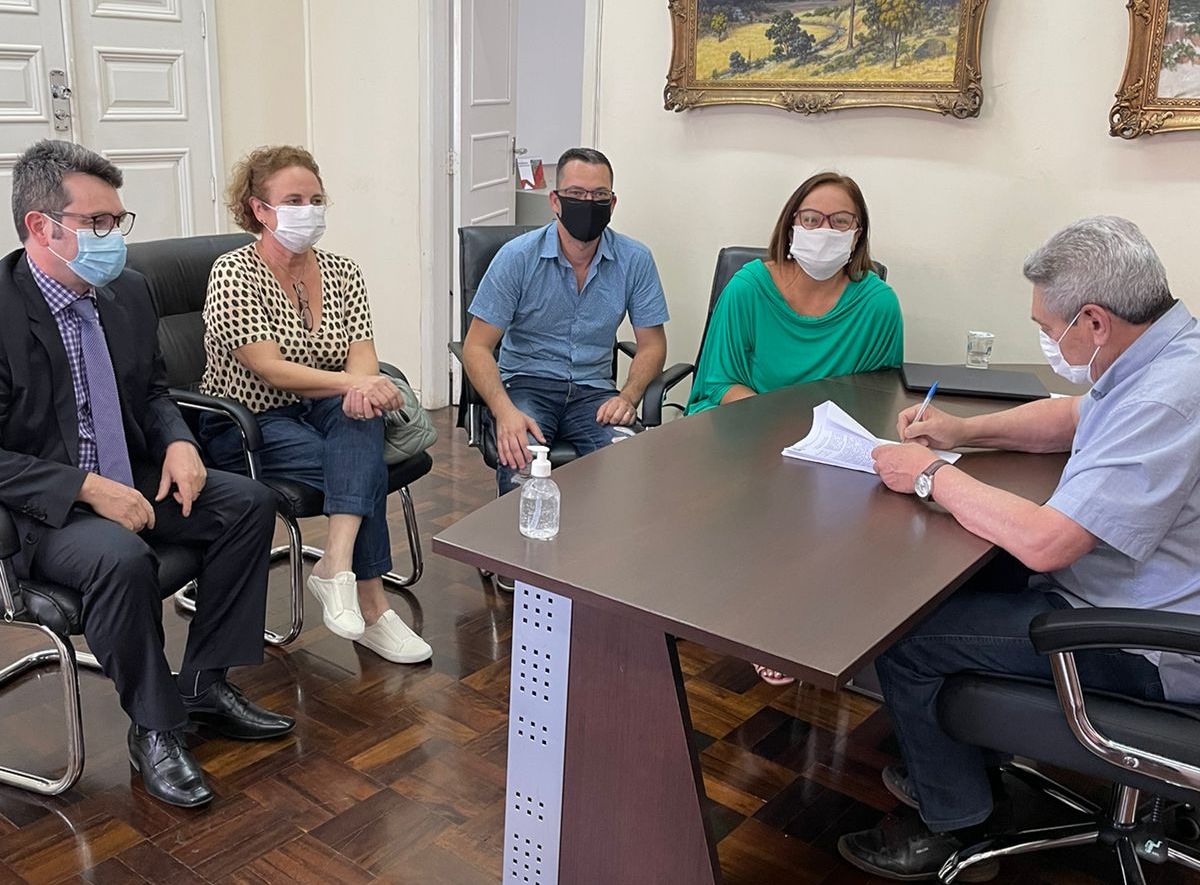 Prefeitura de Lages Prefeito Ceron assina acordo de cooperação técnica entre o Município e o programa Central de Penas e Medidas Alternativas