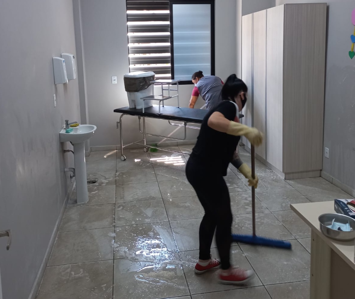 Prefeitura de Lages Secretaria Municipal da Saúde programa e realiza cronograma de higienização e desinfecção nos setores de trabalho e atendimento ao público