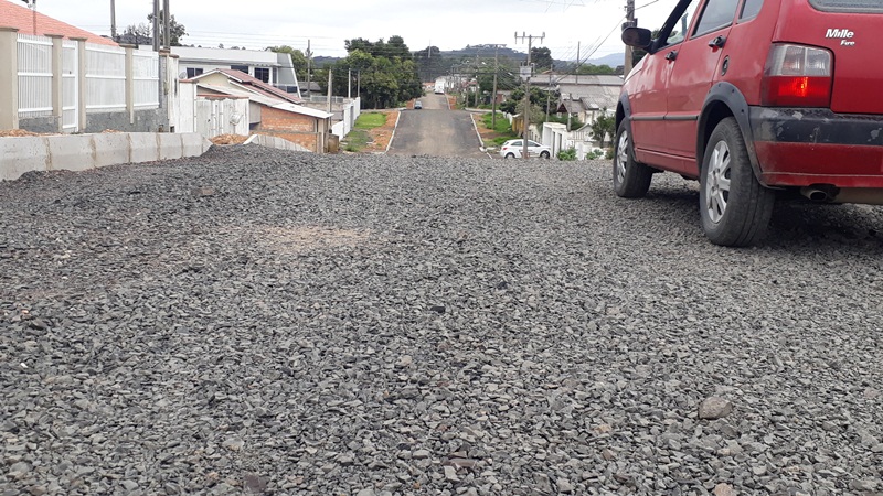 Prefeitura de Lages Rua Portugal, no bairro Guarujá, está sendo preparada para receber asfalto