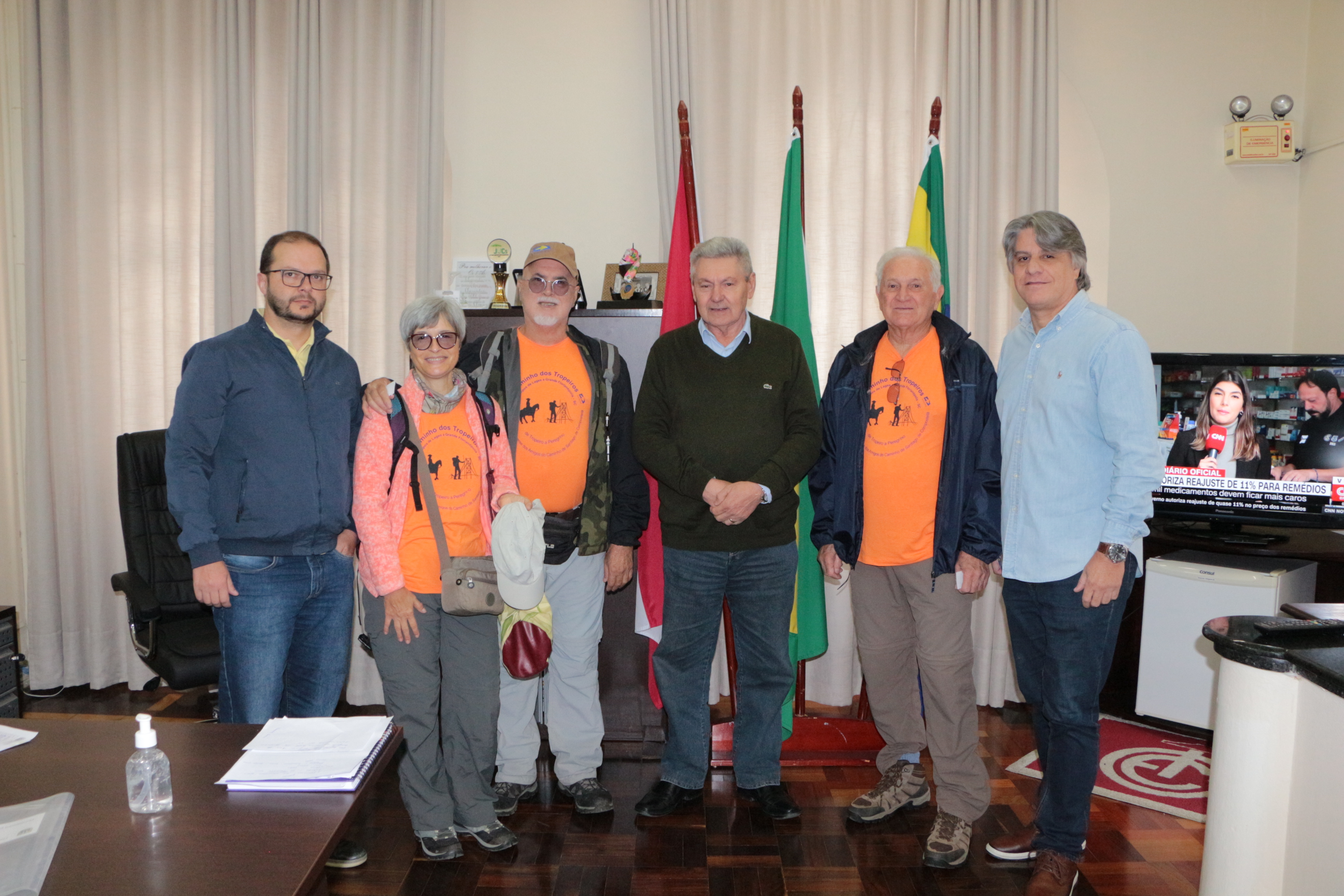 Prefeitura de Lages Prefeito recebe grupo que fará caminhada de 25 quilômetros pelo caminho dos tropeiros