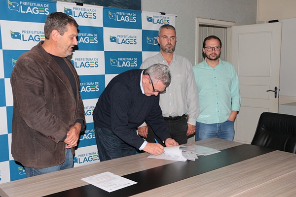 Prefeitura de Lages Prefeito Ceron assina ordem de serviço para revitalização da iluminação pública em toda cidade