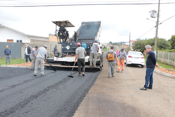 Prefeitura de Lages Rua Portugal, no bairro Guarujá, recebe camada asfáltica