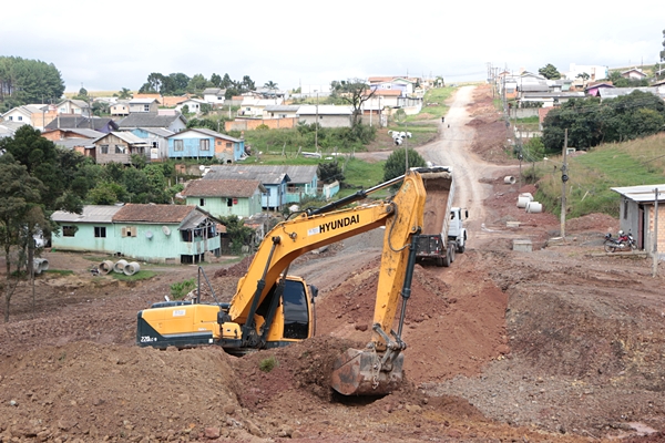 Prefeitura de Lages Obras de asfaltamento da avenida João Schultz, no bairro Vila Maria, seguem com a implantação do novo sistema de drenagem da via