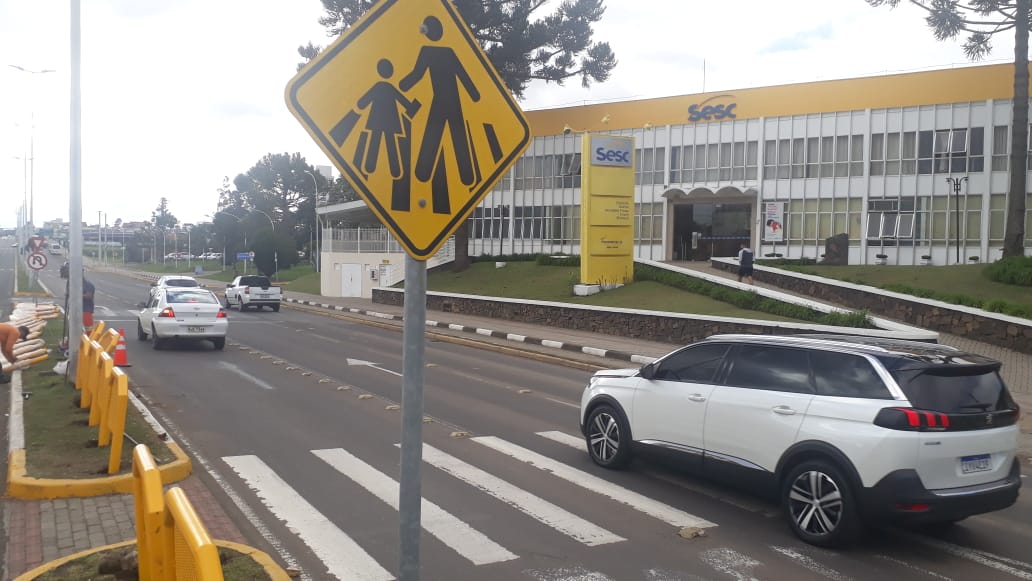 Prefeitura de Lages Prefeitura instala guarda-corpo em trecho da avenida Dom Pedro II para segurança de pedestres