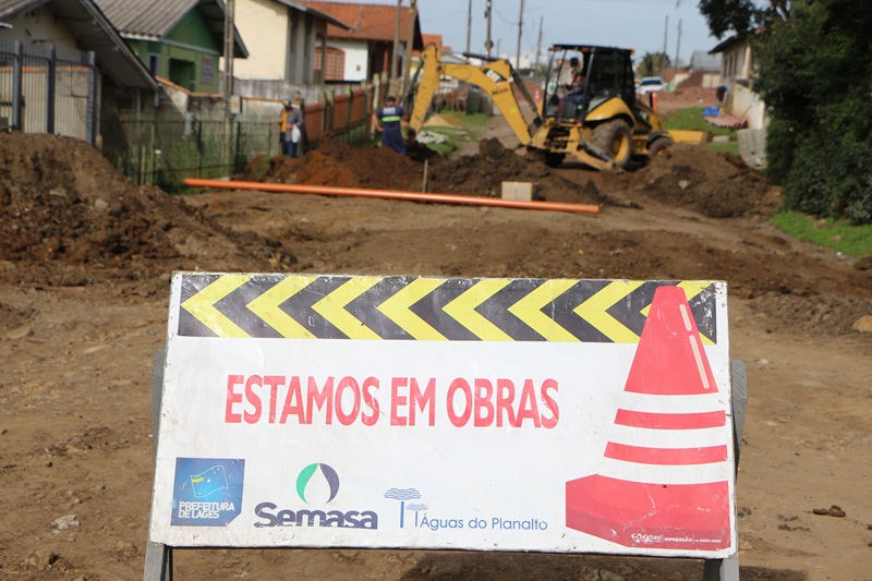 Prefeitura de Lages Obras de asfaltamento na rua Adolfo Furtado da Silva, no bairro Popular, estão sendo executadas