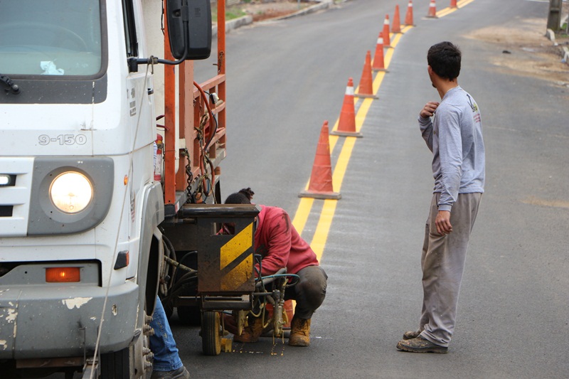 Prefeitura de Lages Três ruas asfaltadas no bairro Santa Catarina recebem sinalização de trânsito