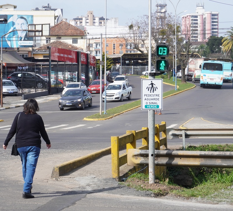 Prefeitura de Lages Ponto de acesso da Carahá ao Morro do Posto recebe semáforo para pedestres